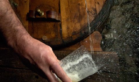 Sidra servida desde el tonel en una degustación